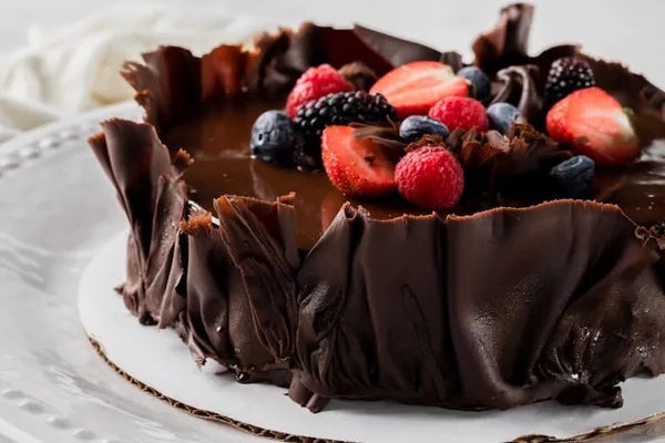 Crema cakes and fresh pastries